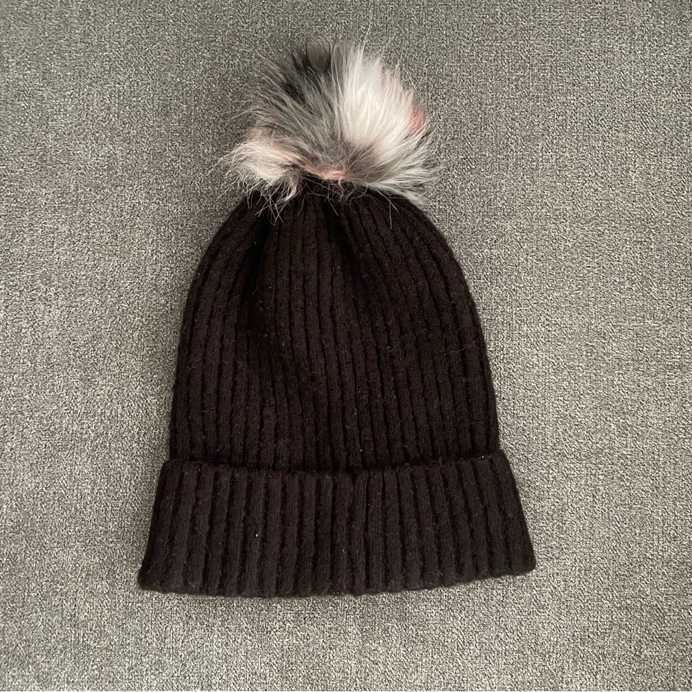 AMERICAN EAGLE BLACK BEANIE WITH PINK / BLACK / WHITE POM-POM!